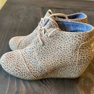 Size 6 Tom’s cheetah print Desert Wedge booties